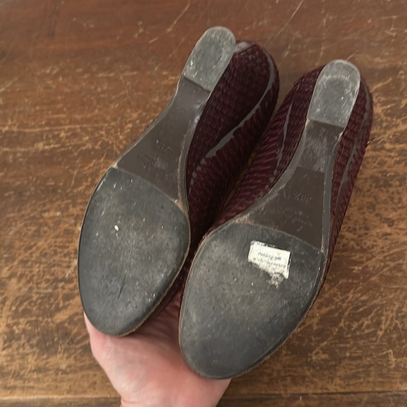 Bottega Veneta burgundy wedge heels.  Patent leather with embroidery chevron. - Picture 4 of 6